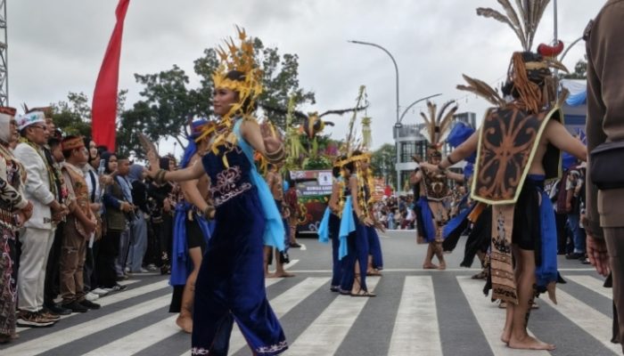 Ribuan Warga Padati Bundaran Talawang Saksikan Karnaval Budaya FBIM 2026