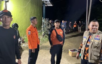 Tim SAR gabungan dan relawan berkumpul di lokasi pencarian marbot masjid yang diduga tenggelam di Sungai Desa Pemangkih, Hulu Sungai Tengah.