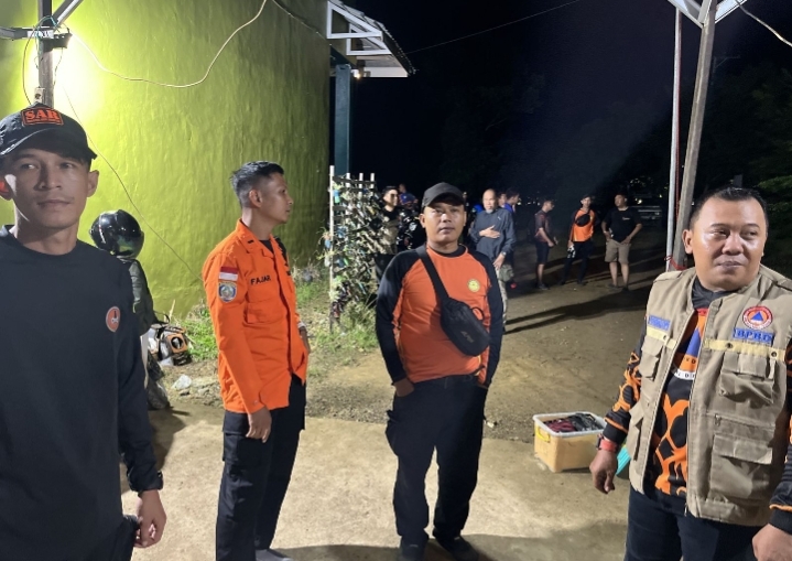 Tim SAR gabungan dan relawan berkumpul di lokasi pencarian marbot masjid yang diduga tenggelam di Sungai Desa Pemangkih, Hulu Sungai Tengah.