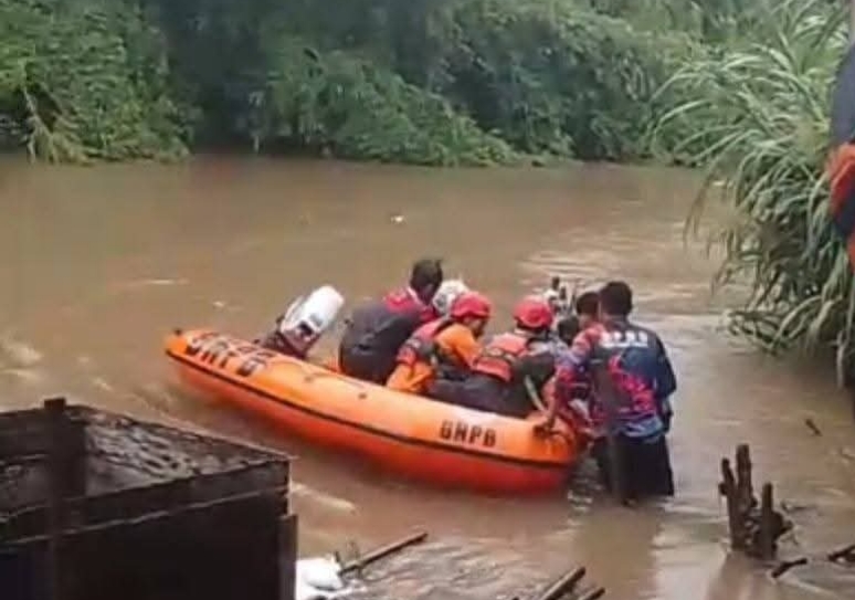 Tim SAR gabungan menyisir Sungai Desa Pemangkih menggunakan perahu karet saat pencarian marbot masjid yang diduga tenggelam di Hulu Sungai Tengah.