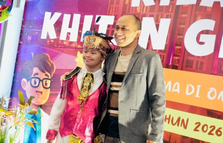 Sugito Adhi bersama murid Omah Gembira pada kegiatan khitan gratis Kilau Khitan Gembira di Grand Mercure Malang Mirama, Malang.
