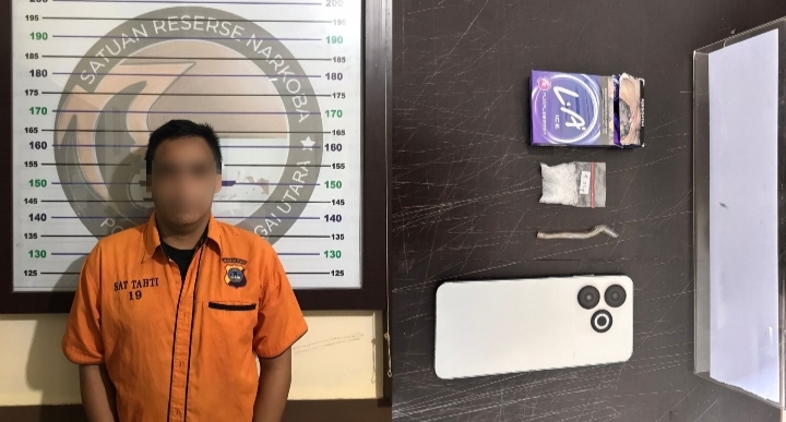 Residivis narkoba diamankan Satresnarkoba Polres HSU bersama barang bukti sabu lebih dari 5 gram, kotak rokok, dan telepon genggam di Amuntai Tengah.