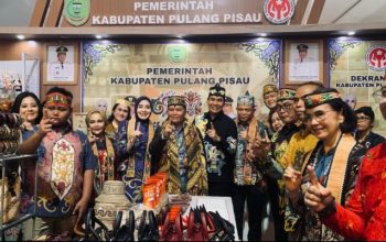Wakil Bupati Pulang Pisau bersama jajaran mengunjungi stand Kabupaten Pulang Pisau di Kalteng Expo 2026 yang menampilkan produk UMKM dan kerajinan lokal di Palangka Raya.