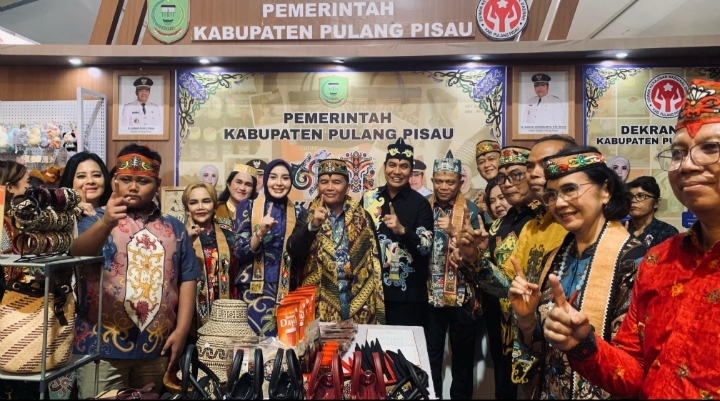 Wakil Bupati Pulang Pisau bersama jajaran mengunjungi stand Kabupaten Pulang Pisau di Kalteng Expo 2026 yang menampilkan produk UMKM dan kerajinan lokal di Palangka Raya.