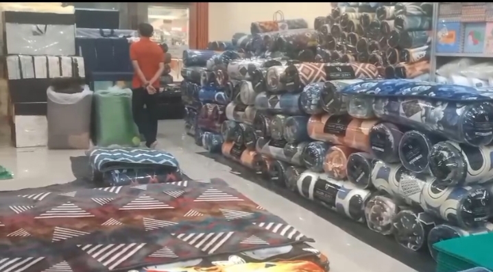 Toko kebutuhan sandang di Majalengka menjual karpet, permadani, dan seprai di tengah kenaikan harga akibat pelemahan rupiah terhadap dolar AS.