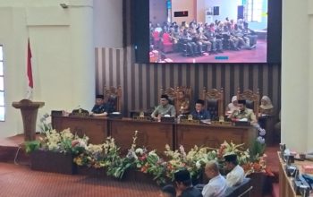 Suasana rapat paripurna DPRD Tanah Bumbu di ruang rapat utama Gedung DPRD saat pembahasan Raperda Perizinan Berusaha Berbasis Risiko tahun 2026.