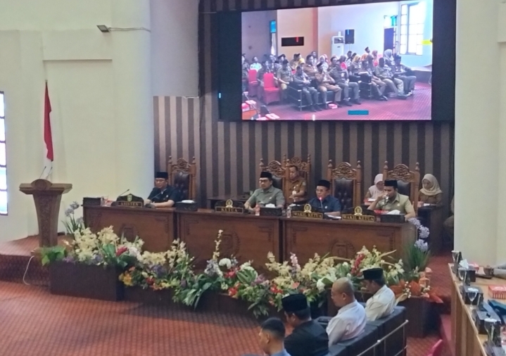 Suasana rapat paripurna DPRD Tanah Bumbu di ruang rapat utama Gedung DPRD saat pembahasan Raperda Perizinan Berusaha Berbasis Risiko tahun 2026.