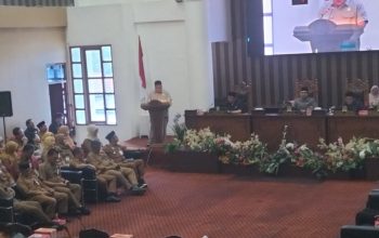 Suasana rapat paripurna DPRD Tanah Bumbu saat anggota Fraksi PAN, Andi Rustianto, menyampaikan pandangan umum terkait Raperda Perizinan Berusaha Berbasis Risiko tahun 2026.