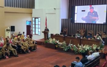 Suasana rapat paripurna DPRD Tanah Bumbu saat anggota Fraksi NasDem Sejahtera, Gusti Muhammad Erwin Arifin, menyampaikan pandangan umum terkait Raperda Perizinan Berusaha Berbasis Risiko tahun 2026.