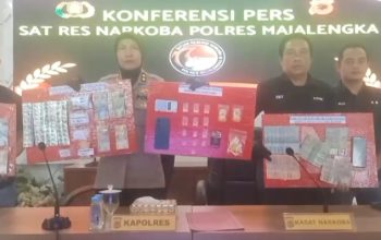 Konferensi pers Satresnarkoba Polres Majalengka menampilkan barang bukti kasus tembakau sintetis, termasuk uang, kemasan, dan alat produksi narkotika yang disita dari tersangka ibu rumah tangga di Jatiwangi.