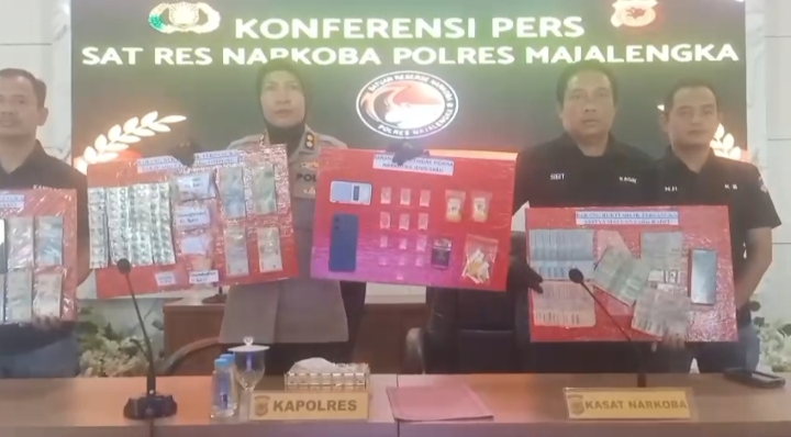 Konferensi pers Satresnarkoba Polres Majalengka menampilkan barang bukti kasus tembakau sintetis, termasuk uang, kemasan, dan alat produksi narkotika yang disita dari tersangka ibu rumah tangga di Jatiwangi.