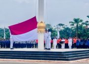 Suasana pengibaran Bendera Merah Putih pada upacara Hari Kebangkitan Nasional ke-118 dan peringatan HUT ke-77 Proklamasi ALRI Divisi IV Pertahanan Kalimantan di Kabupaten Kotabaru.