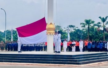 Suasana pengibaran Bendera Merah Putih pada upacara Hari Kebangkitan Nasional ke-118 dan peringatan HUT ke-77 Proklamasi ALRI Divisi IV Pertahanan Kalimantan di Kabupaten Kotabaru.