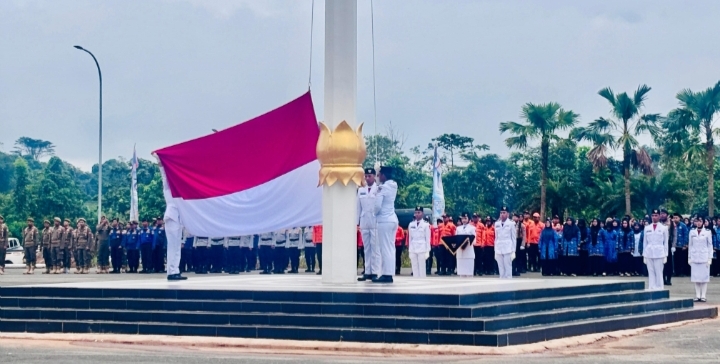 Suasana pengibaran Bendera Merah Putih pada upacara Hari Kebangkitan Nasional ke-118 dan peringatan HUT ke-77 Proklamasi ALRI Divisi IV Pertahanan Kalimantan di Kabupaten Kotabaru.