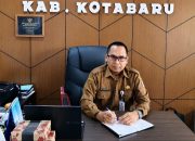 Kepala Dinas Pendidikan Kabupaten Kotabaru, Akhmad Romansyah, saat memberikan keterangan di ruang kerjanya terkait pelayanan pendidikan dan pemerataan akses sekolah di Kotabaru.