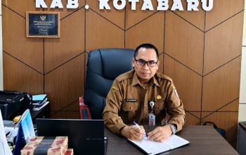 Kepala Dinas Pendidikan Kabupaten Kotabaru, Akhmad Romansyah, saat memberikan keterangan di ruang kerjanya terkait pelayanan pendidikan dan pemerataan akses sekolah di Kotabaru.