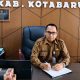 Kepala Dinas Pendidikan Kabupaten Kotabaru, Akhmad Romansyah, saat memberikan keterangan di ruang kerjanya terkait pelayanan pendidikan dan pemerataan akses sekolah di Kotabaru.