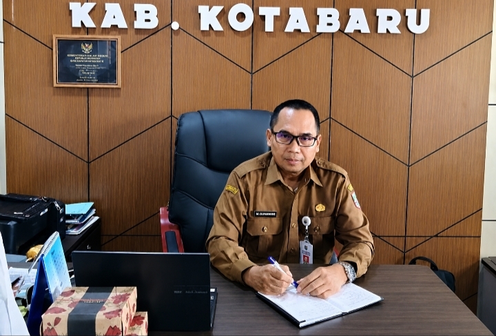Kepala Dinas Pendidikan Kabupaten Kotabaru, Akhmad Romansyah, saat memberikan keterangan di ruang kerjanya terkait pelayanan pendidikan dan pemerataan akses sekolah di Kotabaru.