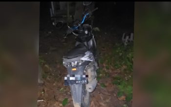 Sebuah skuter matik warna putih terlihat berada di area kebun pisang warga di Mabuun, Tabalong, yang diduga ditinggalkan pelaku pencurian.