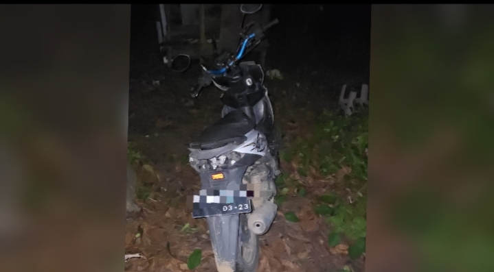 Sebuah skuter matik warna putih terlihat berada di area kebun pisang warga di Mabuun, Tabalong, yang diduga ditinggalkan pelaku pencurian.