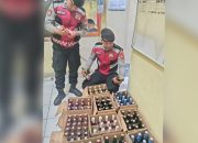 Dua personel Sat Samapta Polres Bantul memeriksa puluhan botol minuman keras hasil sitaan operasi miras ilegal di Bantul.