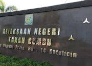 Papan nama Kejaksaan Negeri Tanah Bumbu di Batulicin terkait pengumuman klaim puluhan kendaraan sitaan oleh masyarakat.