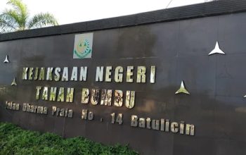 Papan nama Kejaksaan Negeri Tanah Bumbu di Batulicin terkait pengumuman klaim puluhan kendaraan sitaan oleh masyarakat.