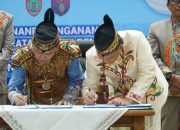 Pangdam dan Gubernur Kalteng saling bertukar dokumen nota kesepakatan hibah pembangunan Rindam.