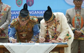 Pangdam dan Gubernur Kalteng saling bertukar dokumen nota kesepakatan hibah pembangunan Rindam.