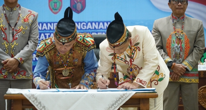 Pangdam dan Gubernur Kalteng saling bertukar dokumen nota kesepakatan hibah pembangunan Rindam.