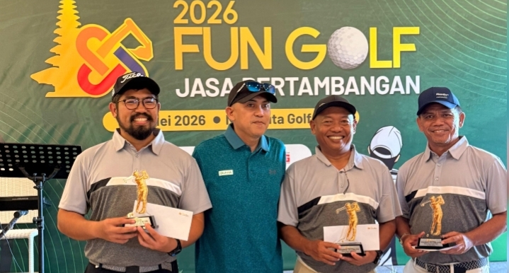 Haji Agus Prasetyo Budiono memegang piala penghargaan turnamen golf di Denpasar.