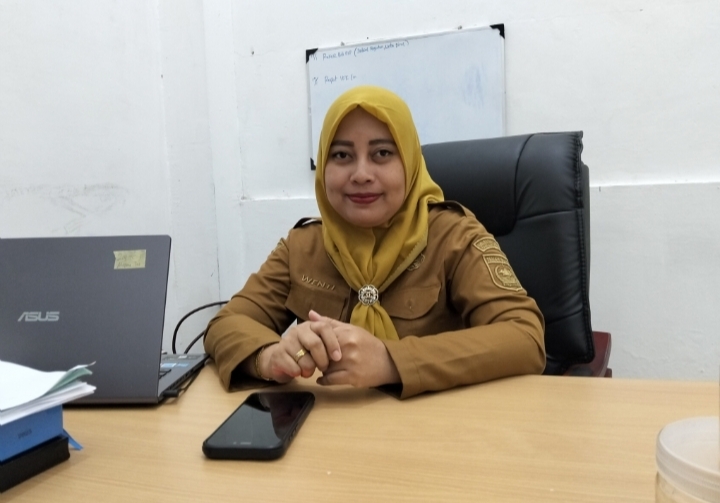 Wenti Setia Anggraini duduk di ruang kerjanya memberikan keterangan soal DBD Tanah Bumbu.