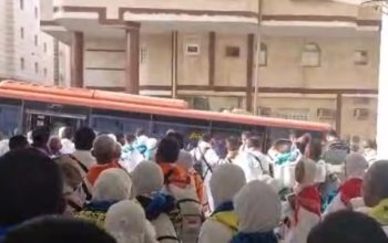 Jamaah haji Kloter BDJ 18 berkumpul di lobi hotel sebelum berangkat ke Arafah.