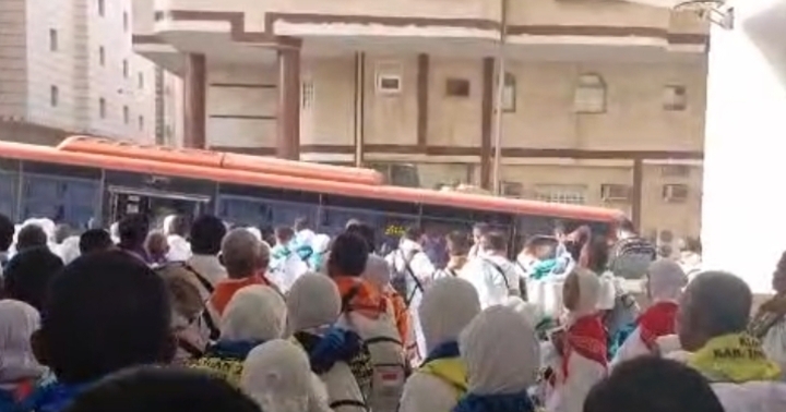 Jamaah haji Kloter BDJ 18 berkumpul di lobi hotel sebelum berangkat ke Arafah.