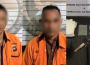 Dua pria baju oranye duduk, plastik klip putih sabu di atas meja