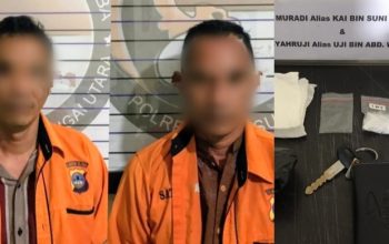 Dua pria baju oranye duduk, plastik klip putih sabu di atas meja