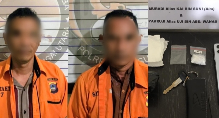 Dua pria baju oranye duduk, plastik klip putih sabu di atas meja