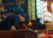 Pembeli memilih bumbu instan di Pasar Kadipaten Majalengka