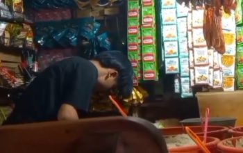 Pembeli memilih bumbu instan di Pasar Kadipaten Majalengka
