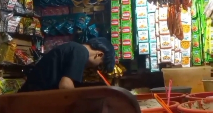 Pembeli memilih bumbu instan di Pasar Kadipaten Majalengka