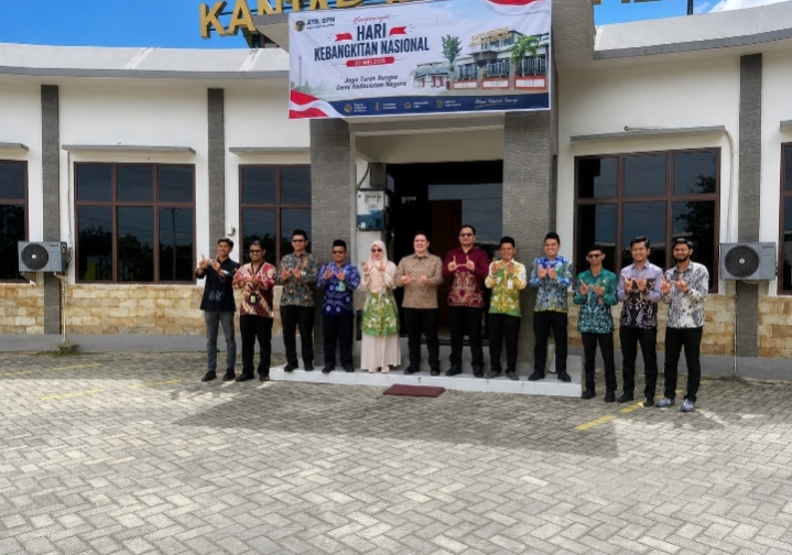 Foto bersama BPN Kotabaru, Kemenag, dan KUA usai rapat koordinasi sertifikasi tanah wakaf.