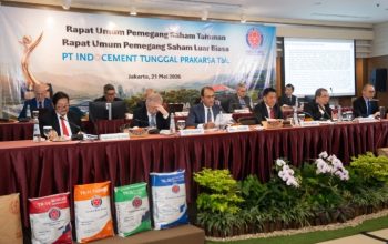 Jajaran direksi dan komisaris Indocement berfoto bersama usai RUPS.