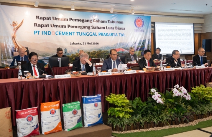 Jajaran direksi dan komisaris Indocement berfoto bersama usai RUPS.