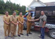 Bupati Pulang Pisau dan perwakilan PT Best Agro berfoto dengan sapi kurban.