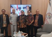 Firdaus, Reda Manthovani, dan Indra Utama berfoto bersama usai pertemuan.