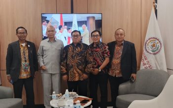 Firdaus, Reda Manthovani, dan Indra Utama berfoto bersama usai pertemuan.