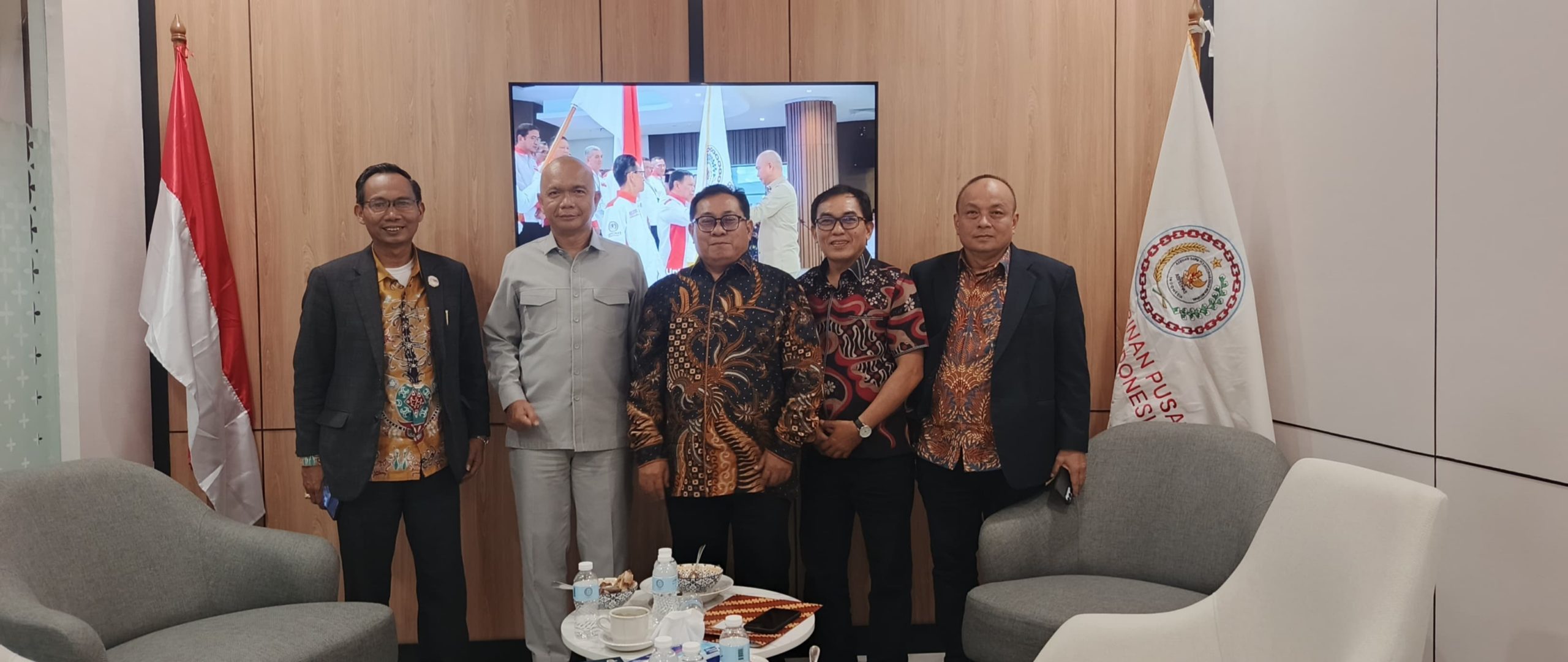 Firdaus, Reda Manthovani, dan Indra Utama berfoto bersama usai pertemuan.