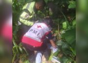 Polisi dan petugas PMI mengevakuasi jenazah korban kecelakaan dari lokasi kejadian.