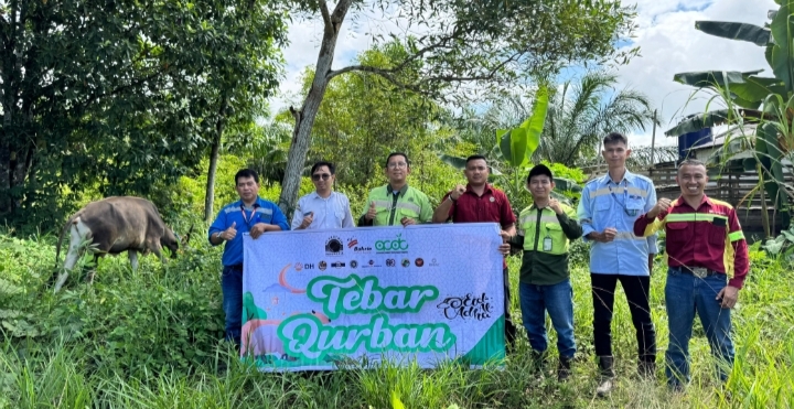 Ery Kurniawan menyerahkan sapi kurban di depan Musholla Darul Hijrah Kintapura.