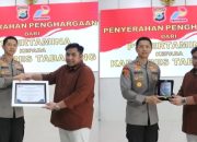 Penyerahan piagam penghargaan dari Pertamina kepada Kapolres Tabalong